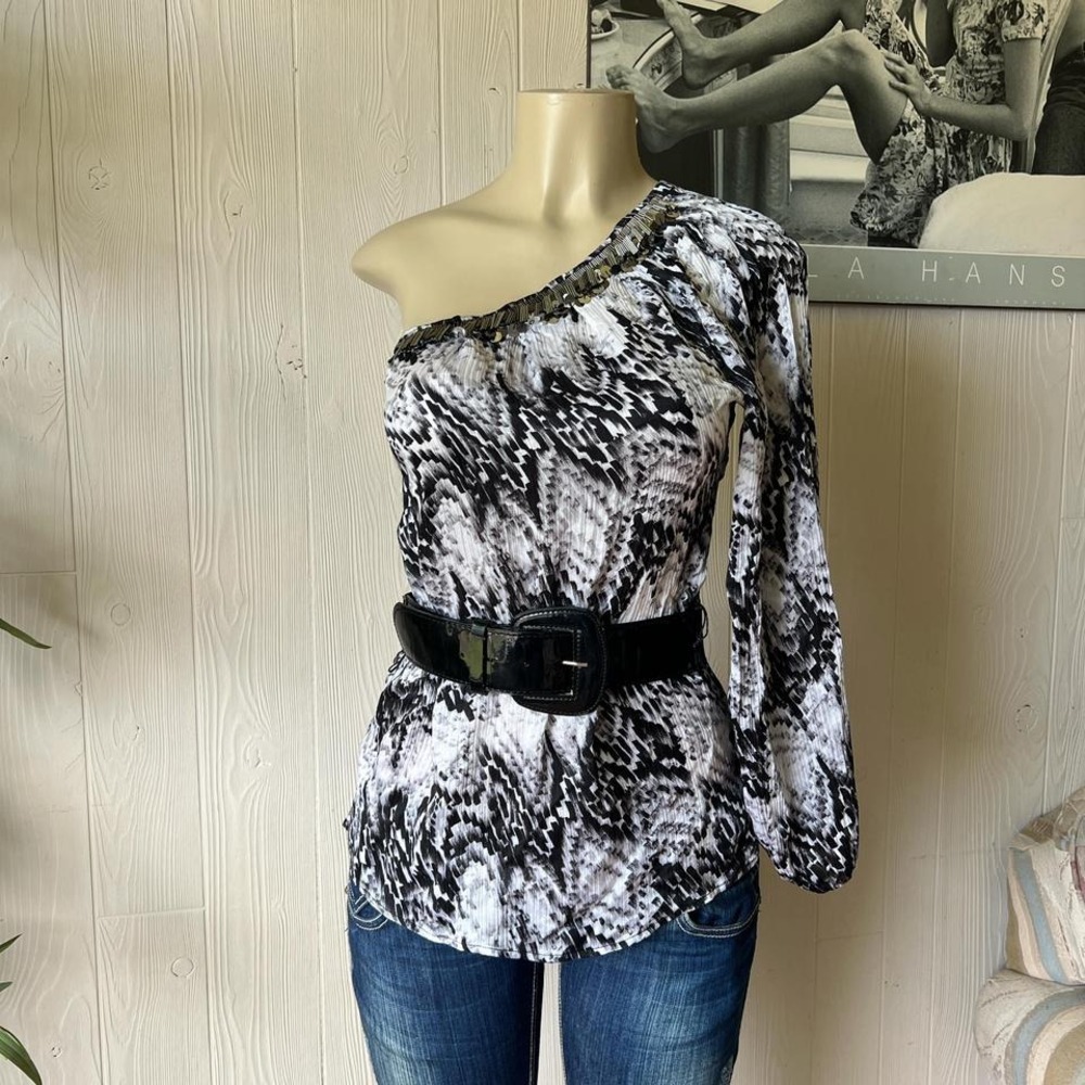 Bebe off the shoulder sequins belt hot 2010's mom blouse 🖤✨
